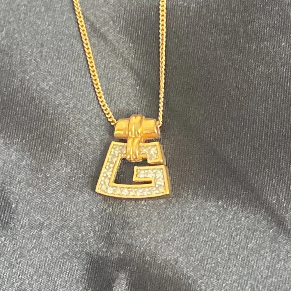 ✨GIVENCHY “G” NECKLACE - Picture 3 of 4